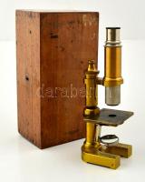 Antik C. Reichert Wien mikroszkóp, 3 db optikával, eredeti fa dobozában, jó állapotban. m: 26 cm