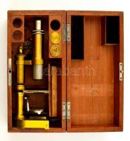 Antik C. Reichert Wien mikroszkóp, 3 db optikával, eredeti fa dobozában, jó állapotban. m: 26 cm