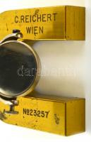 Antik C. Reichert Wien mikroszkóp, 3 db optikával, eredeti fa dobozában, jó állapotban. m: 26 cm