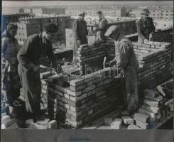 cca 1960-1970 Sztálinváros, Kőműves brigád, 2 db fotó, kartonra ragasztva, 18x24 cm