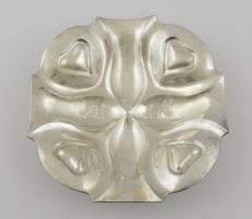 Ezüst (Ag.) tál, jelzett, mesterjeggyel (KA), poncolt, 32×32 cm, nettó:527 g