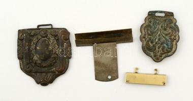 4 db különféle dekoratív fém könyvcsat, különböző méretben