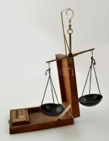 Lakatos ktsz Orosháza kézi mérleg, jelzett, súlykészlettel, fa dobozban.