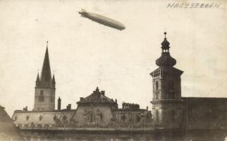 1929 Nagyszeben, Hermannstadt, Sibiu; Graf Zeppelin LZ 127-es típusú léghajó a városháza fölött, emberek a tetőn. Hátoldalon román nyelvű ragasztott újságcikkel az eseményről / Graf Zeppelin LZ 127 airship above the town hall, glued newspaper article on the backside, photo (fl)