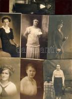 30db Nőket ábrázoló fotó a 20-as évekből közte keményhátú fotó