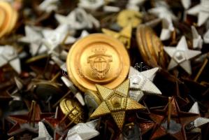 Vállapra való csillagok és gombok