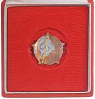 ~1960. "A Posta Kiváló Dolgozója" zománcozott jelvény, eredeti tokban T:1-