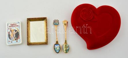 Kis vegyes bolha tétel: kisméretű tükör fa keretben, 2 db díszkanál, cigány vetőkártya, szív alakú plüss borítású dobozban. Összesen 5 db.