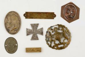 Vegyes fém címke, embléma, táblácska tétel. Összesen 7 db.