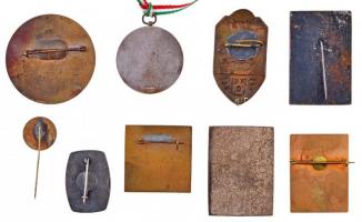 9db-os vegyes iskola és oktatási tematikájú jelvény, kitüző és érem tétel, közte 1954. "Arany J...