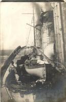 A szétlőtt SMS Helgoland Osztrák-Magyar haditengerészeti gyorscirkáló, matrózok oldalcsónakokban / K.u.K. Kriegsmarine, destroyed SMS Helgoland, photo