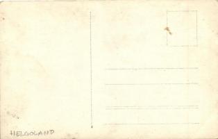 A szétlőtt SMS Helgoland Osztrák-Magyar haditengerészeti gyorscirkáló, matrózok oldalcsónakokban / K...