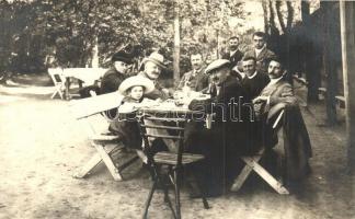 1912 Devecser, étterem kerthelyisége, italozó asztaltársaság. photo