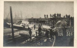 1908 Az elsüllyedt MFTR Margit gőzös kiemelése, 516-os számú uszállyal, munkások a roncson / pulling out the sunken SS Margit, photo
