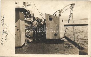 1917 Az otrantói csatában megsérült SMS Novara, K.u.K. haditengerészet Helgoland-osztályú gyorscirkálója. Sérült 2. sz. ágyú a fedélzeten / K.u.K. Kriegsmarine, damaged SMS Novara after the battle of Otranto, destroyed cannon, photo