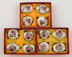 12 db Porcelán ékszertartó dobozka, matricások, jelzés nélkül, az egyik kis lepattanással. m: 3 cm, 3,5x3.5 cm és 3.5x5 cm közötti méretben.