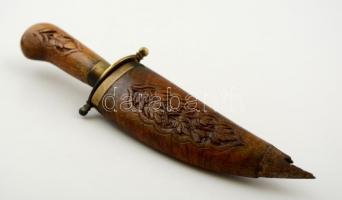 Kés, faragott fa nyéllel és tokkal. A tok hibás. h: 20 cm