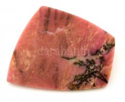 Csiszolt rodonit ásvány, hátoldalán fém tűzővel.