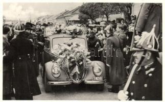 1938 Léva, Levice; bevonulás, automobil virágkoszorúkkal / entry of the Hungarian troops, automobile with flowers, "Léva visszatért" So. Stpl.