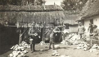 1916 Jaszów (Galicia), Osztrák-magyar katonák századonként szortírozzák a beérkezett csomagokat az ezrediroda előtt / WWI K.u.K. military, soldiers sorting the received packages, photo
