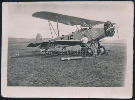 cca 1930 Ha-EJF Budapest K. típusú repülő a börgöndi reptéren, felkészítés közben. Hátoldalt feliratozva 12x9 cm
