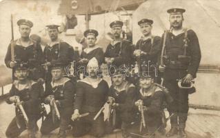 SMS Radetzky K.u.K. haditengerészet Radetzky-osztályú pre-dreadnought (sorhajó) csatahajójának matrózai a fedélzeten. A cattaró-i forradalmárok egy csoportja / K.u.K. Kriegsmarine, Mariners of SMS Radetzky, group photo (EB)