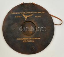 Dömöt László (1914-?): Gong ütővel, tálca, vörösréz, jelzettek, d: 21 cm és 24x8,5 cm