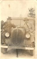 Oldtimer V. Körzet feliratú automobil két úrral / Vintage automobile with two gentlemen, photo (EK)