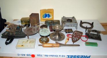 Vegyes régiség tétel: háztartási eszközök, dobozok, piperecikkek, úttörősíp stb