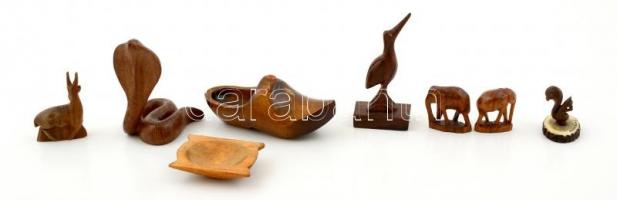 8 db fa szobrocska: állat figurák, fapapucs, teknő. 3x3 cm és 4x10 cm közti méretben.