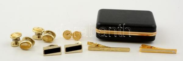 4 pár mandzsettagomb, 2 db nyakkendőtű, dobozban.