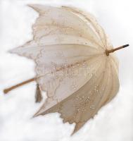 Régi napernyő, vászon, fa, tisztításra, javításra szoruló állapotban, h: 108 cm., d: 89 cm