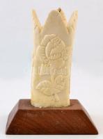 Gazdagon faragott csont asztali dísz, fa talapzaton, m: 15 cm