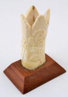 Gazdagon faragott csont asztali dísz, fa talapzaton, m: 15 cm