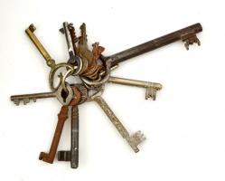 16 db régi kulcs, köztük minikulcsok, h: 3 cm és 11,5 cm közötti méretben.