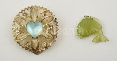 Ezüstszínű bross, szintetikus kővel + achát halacska medál, h: 2 cm