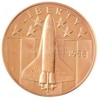 Amerikai Egyesült Államok 1988. Amerika az űrben - Fiatal asztronauták Br emlékérem dísztokban tanúsítvánnyal (38mm) T:PP USA 1988. America in Space - Young Astronauts bronze medallion in case with certificate (38mm) T:PP