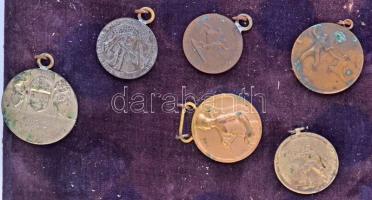 30db-os, nagyészt kardvívó sportérem tétel, a legtöbb barna plüssel borított táblára függesztve, Dr....