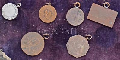 30db-os, nagyészt kardvívó sportérem tétel, a legtöbb barna plüssel borított táblára függesztve, Dr....