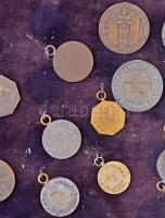 30db-os, nagyészt kardvívó sportérem tétel, a legtöbb barna plüssel borított táblára függesztve, Dr....