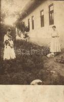 1918 Tőketerebes, Trebisov; hölgyek villa kertjében, körtefa / ladies in the park of a villa, pear tree, photo