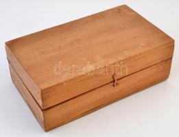 Fa doboz, piros plüss béléssel, 28x16x10 cm