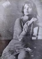 cca 1950-1960 Színészek fotóit, újságkívágásokat, nyomtatványokat tartalmazó spirálos mappa, egy-két...