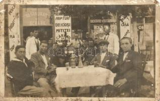 Torda, Turda; Restaurant si berarie, Bucatarie Vegetariana / étterem és söröző, vegetáriánus konyha, teraszon italozó asztaltársaság / restaurant and pub, vegetarian kitchen, men drinking at the table, terrace, photo (b)