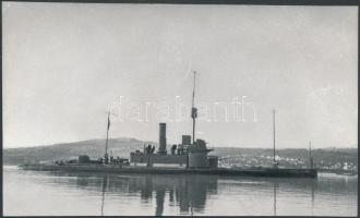 1915 SMS Bodrog, Temes-osztályú monitor, Dunai Flottilla, eredeti negatívról készült 1980-as évekbeli nagyítás, hátoldalán feliratozva, 10,5x18 cm / SMS Bodrog, Temes-class river guard ship, Danube flottille, photo, 10,5x18 cm