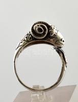 Ezüst(Ag) kosfejes gyűrű, jelzett, méret: 64, nettó: 9,2 g