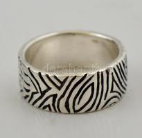 Ezüst(Ag) zebramintás gyűrű, jelzett, méret: 51, nettó: 5,6 g