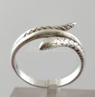 Ezüst(Ag) kígyós gyűrű, jelzett, méret: 59, nettó: 3,4 g