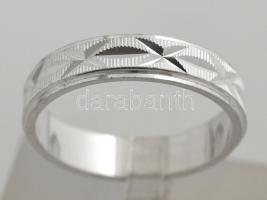 Ezüst(Ag) bordázott gyűrű, jelzett, méret: 52, nettó: 2,3 g