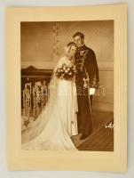 cca 1920-1930 Katona tiszt, esküvői fotója, kartonlapra ragsztva, kis sérüléssel, 21x15 cm.
